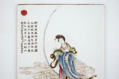 Een Chinese qianjiang cai plaquette met Chang'e, godin van de maan, begin 20e eeuw
