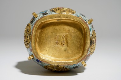 Een Chinese verguld bronzen en cloisonn&eacute; hu vaas, Jiaqing merk en mogelijk periode, 19e eeuw