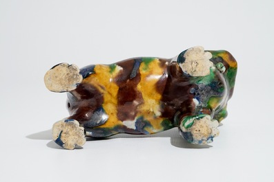 A Chinese spinach and egg glazed model of a dog on stand, 19th C.