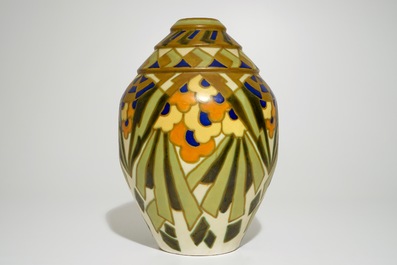Een grote geometrische vaas met mat glazuur, Jules Chaput en Charles Catteau voor Boch Fr&egrave;res Keramis, ca. 1929