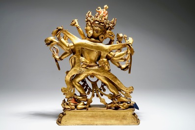 Une statuette de Chakrasamvara en bronze dor&eacute; sino-tib&eacute;taine, 17/18&egrave;me