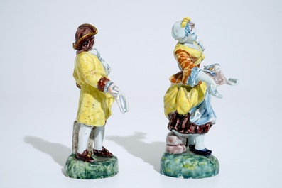 Une paire de figures polychromes de marchands de journaux dans le style de Delft, Nord de la France, 19&egrave;me