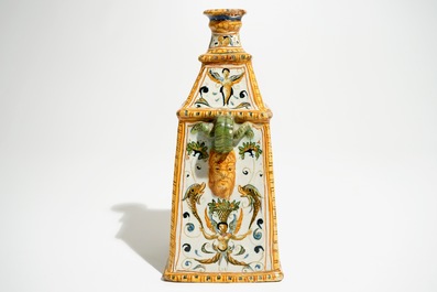 Een vierkante fles in Italiaanse majolica, Urbino, 16e eeuw