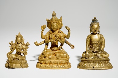 Een set van drie Chinese vergulde bronzen figuren van Tara en Boeddha, 18/19e eeuw