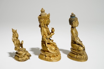 Een set van drie Chinese vergulde bronzen figuren van Tara en Boeddha, 18/19e eeuw