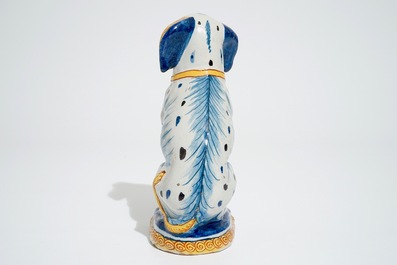 Un mod&egrave;le d'un chien assis en fa&iuml;ence de Delft polychrome, 18&egrave;me