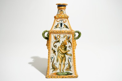 Een vierkante fles in Italiaanse majolica, Urbino, 16e eeuw