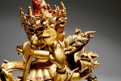 Een Sino-Tibetaanse vergulde bronzen figuur van Chakrasamvara, 17/18e eeuw