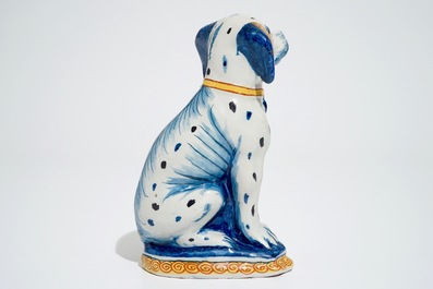 Een polychrome Delftse figuur van een zittende hond, 18e eeuw
