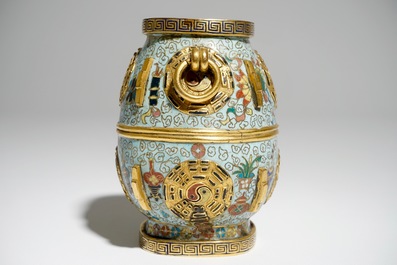 Een Chinese verguld bronzen en cloisonn&eacute; hu vaas, Jiaqing merk en mogelijk periode, 19e eeuw