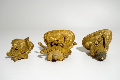 Un ensemble de trois figures de Tara et Bouddha en bronze dor&eacute;, 18/19&egrave;me