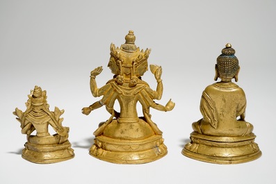 Un ensemble de trois figures de Tara et Bouddha en bronze dor&eacute;, 18/19&egrave;me