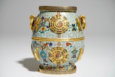Een Chinese verguld bronzen en cloisonn&eacute; hu vaas, Jiaqing merk en mogelijk periode, 19e eeuw