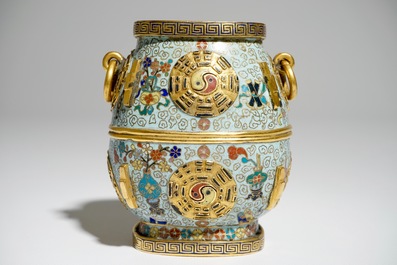 Un vase de forme hu en cloisonn&eacute; et bronze dor&eacute;, marque et poss. &eacute;poque de Jiaqing, 19&egrave;me