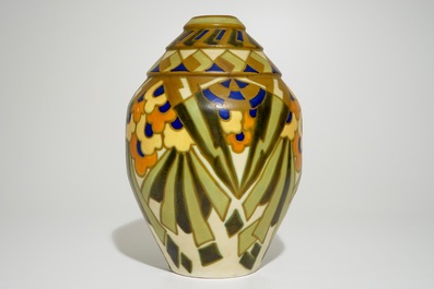 Un grand vase g&eacute;om&eacute;trique, Jules Chaput &amp; Charles Catteau pour Boch Fr&egrave;res Keramis, vers 1929