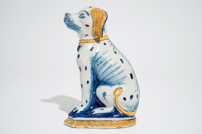 Een polychrome Delftse figuur van een zittende hond, 18e eeuw