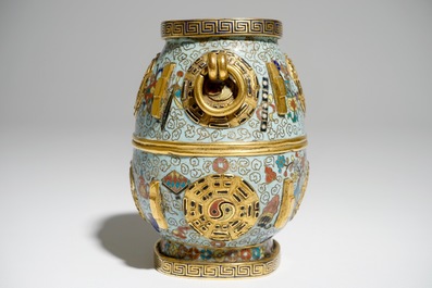 Un vase de forme hu en cloisonn&eacute; et bronze dor&eacute;, marque et poss. &eacute;poque de Jiaqing, 19&egrave;me