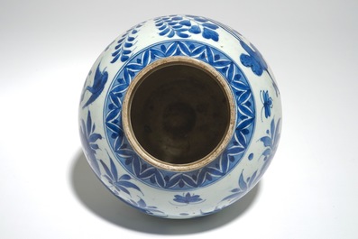 Un vase en porcelaine de Japon bleu et blanc de forme globulaire, Edo, 17&egrave;me