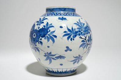 Een Japanse blauw-witte bolvormige vaas met vogels op bloesems, Edo, 17e eeuw