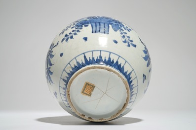 Un vase en porcelaine de Japon bleu et blanc de forme globulaire, Edo, 17&egrave;me