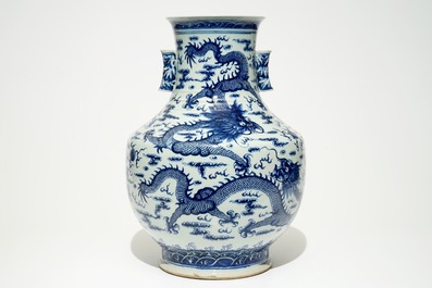 Un vase de forme hu aux dragons en porcelaine de Chine bleu et blanc, 19&egrave;me
