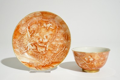 Une paire de tasses et soucoupes en porcelaine de Chine d'exportation &agrave; d&eacute;cor romantique, Qianlong
