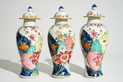 Een set van drie Chinese famille rose dekselvaasjes met decor van tabaksbladeren, Qianlong