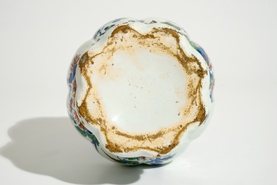A Dutch Delft garlic neck vase in cashmire palette, 17/18th C.