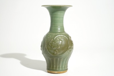 Un vase en gr&egrave;s emaill&eacute; celadon aux pivoines, Chine, Longquan, fin Song ou Ming