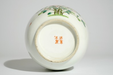 Un vase en porcelaine de Chine famille rose, marque et prob. &eacute;poque de Hongxian, d&eacute;but du 20&egrave;me