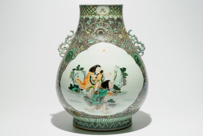 Un grand vase hu en porcelaine de Chine famille verte &agrave; d&eacute;cor &quot;HeHe Er Xian&quot;, 19/20&egrave;me