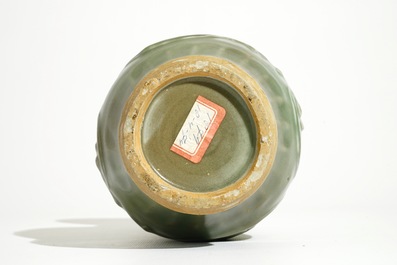 Un vase en gr&egrave;s emaill&eacute; celadon aux pivoines, Chine, Longquan, fin Song ou Ming