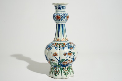 Un vase de forme bouteille en fa&iuml;ence de Delft de palette cachemire, 17/18&egrave;me