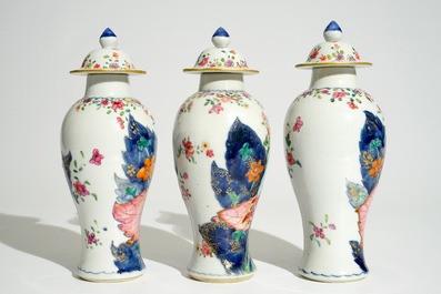 Un ensemble de trois vases et couvercles en porcelaine de Chine famille rose &agrave; d&eacute;cor &quot;Feuille de Tabac&quot;, Qianlong