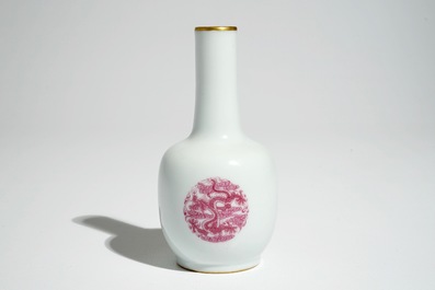 Un petit vase en porcelaine de Chine aux m&eacute;daillons de dragons, marque Daoguang, 20&egrave;me