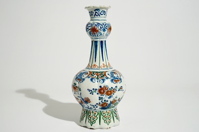 Un vase de forme bouteille en fa&iuml;ence de Delft de palette cachemire, 17/18&egrave;me