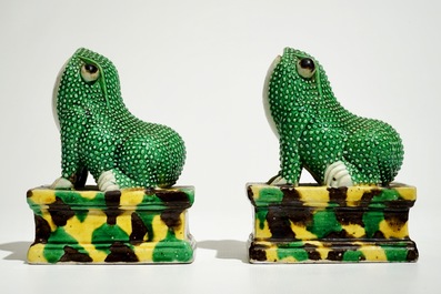 Une paire de grenouilles en porcelaine de Chine famille verte sur biscuit, Kangxi