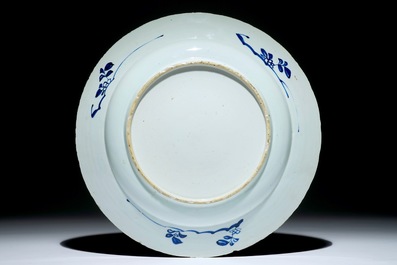 Un grand plat en porcelaine de Chine bleu et blanc &agrave; d&eacute;cor floral, Kangxi