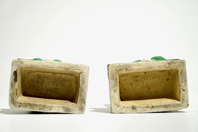 Une paire de grenouilles en porcelaine de Chine famille verte sur biscuit, Kangxi