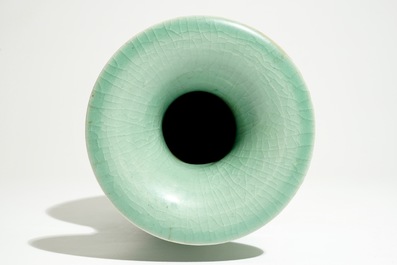 Een Chinese Longquan celadon vaas met ingekrast decor, Song of Ming