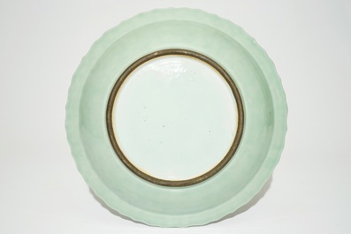 Un plat en porcelaine de Chine monochrome c&eacute;ladon &agrave; d&eacute;cor floral, Qianlong