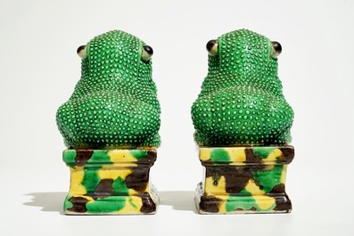 Une paire de grenouilles en porcelaine de Chine famille verte sur biscuit, Kangxi