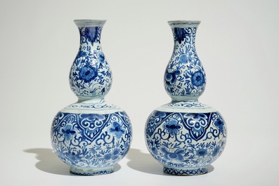 Une paire de vases de forme double gourde en fa&iuml;ence de style Delft, Pays-Bas ou France, 19&egrave;me