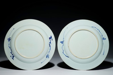 Een paar Chinese blauw-witte schotels met sc&egrave;ne uit &quot;De Romance van de Westelijke Kamer&quot;, Yongzheng