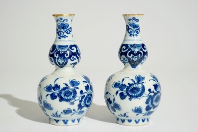 Une paire de vases double gourde en fa&iuml;ence de Delft bleu et blanc, d&eacute;but du 18&egrave;me