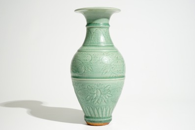 Un vase &agrave; d&eacute;cor incis&eacute; en c&eacute;ladon de Longquan, Chine, Song ou Ming