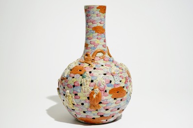Un vase ajour&eacute; &agrave; double parois en porcelaine de Chine famille rose, 19&egrave;me