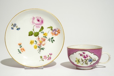 Une paire de tasses et soucoupes en porcelaine de Meissen &agrave; fond rose, 18&egrave;me