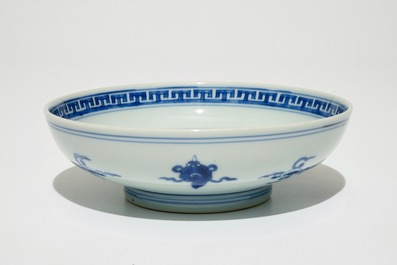 Une assiette en porcelaine de Chine bleu et blanc &agrave; d&eacute;cor de grues, Kangxi