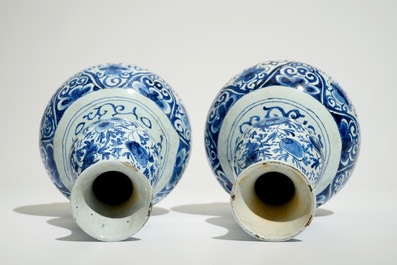 Une paire de vases de forme double gourde en fa&iuml;ence de style Delft, Pays-Bas ou France, 19&egrave;me